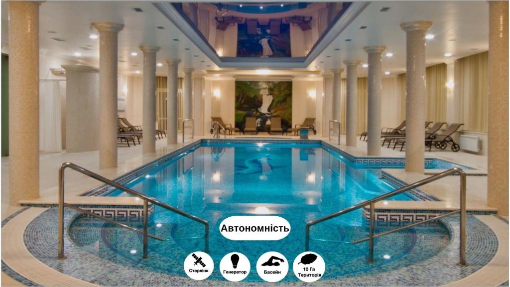 波利亚纳Solva Resort & SPA的酒店大堂的大型游泳池