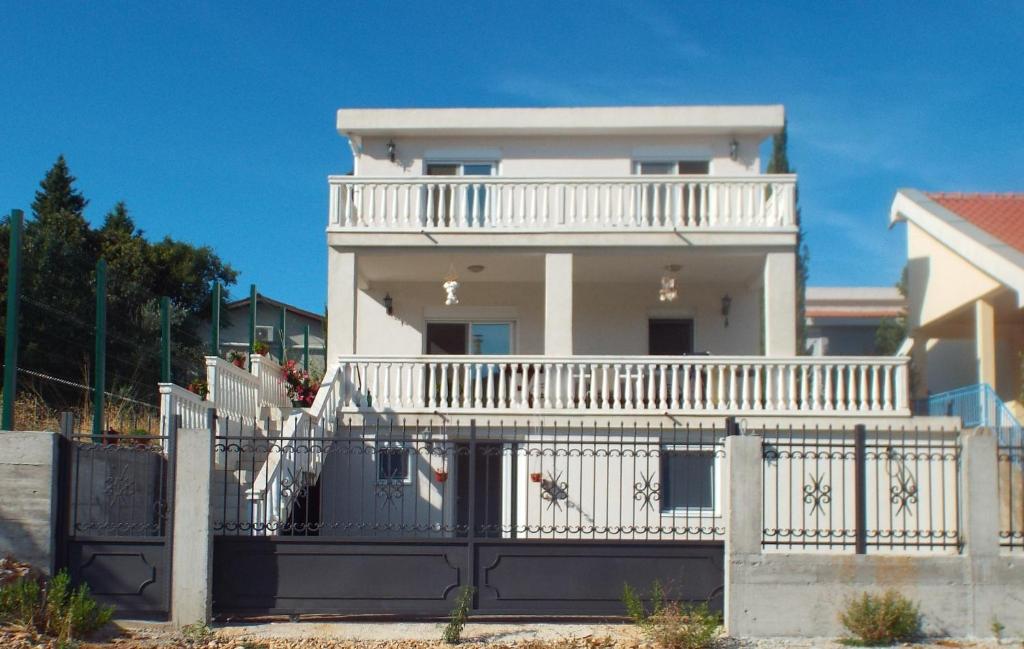 尤塔哈Adriatic Family House的白色的大房子,设有白色阳台