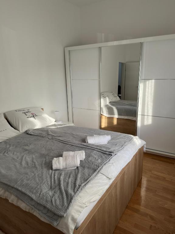 奥西耶克City Rent 1的一间卧室配有一张大床和两条毛巾