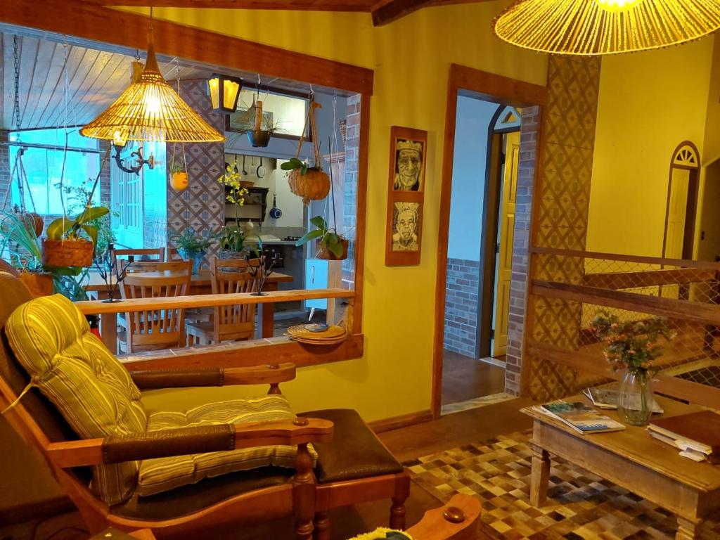 瓜拉派瑞Casa de Praia Alameda Azul的带沙发的客厅和用餐室