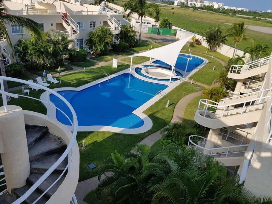 阿卡普尔科Acapulco diamante departamento con playa ecológico的享有度假村游泳池的空中景致