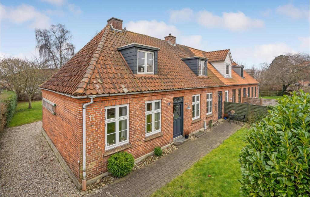 森讷堡Lovely Home In Snderborg With Kitchen的红屋顶砖屋