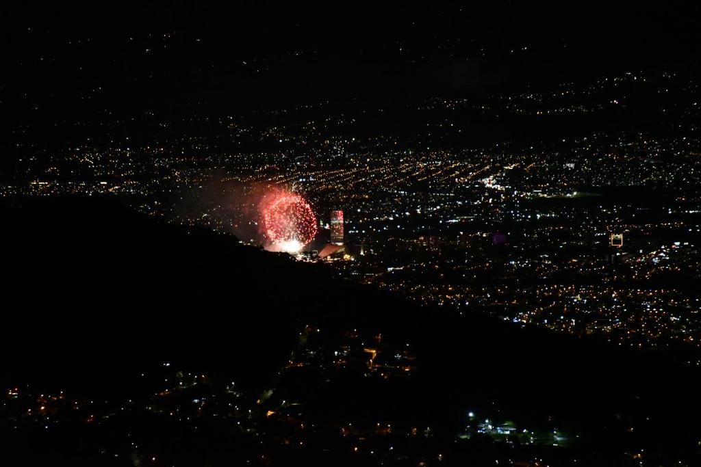 TarbacaHotel Colinas Altavista的夜间山顶上放烟花表演
