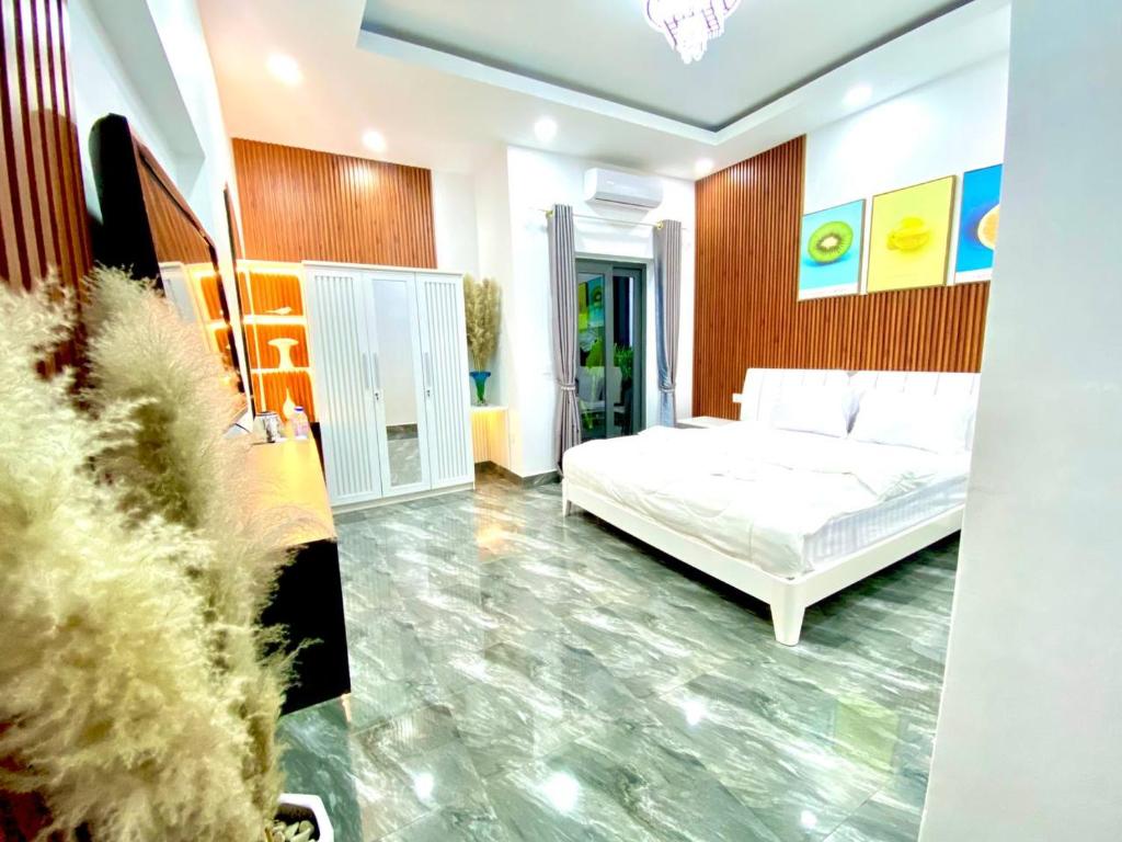 西哈努克The Morokot Paradise Homestay的卧室配有白色的床