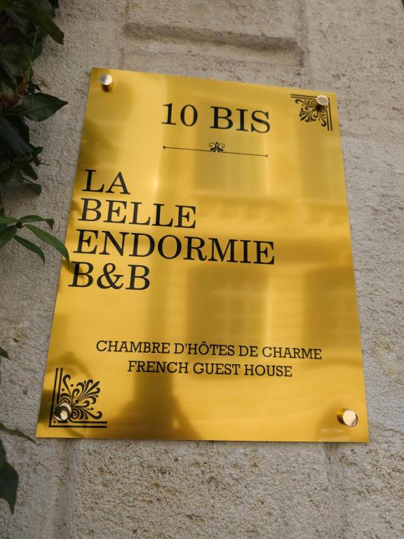 波尔多La Belle Endormie B&B French Guest house的建筑物一侧的黄色标志