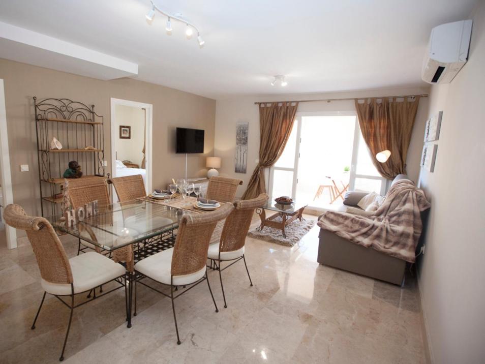 阿尔梅利马Ático portofino的客厅配有玻璃桌和椅子