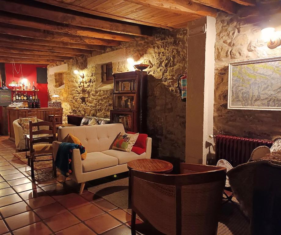 La CuetaPosada Real El Rincón de Babia的客厅配有白色的沙发和椅子