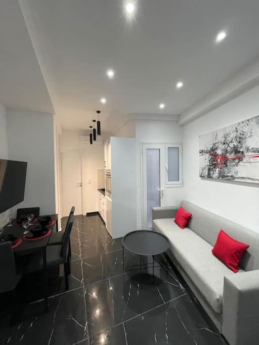 雅典ATH-Brand new 2bedroom apartment的客厅配有白色的沙发和桌子