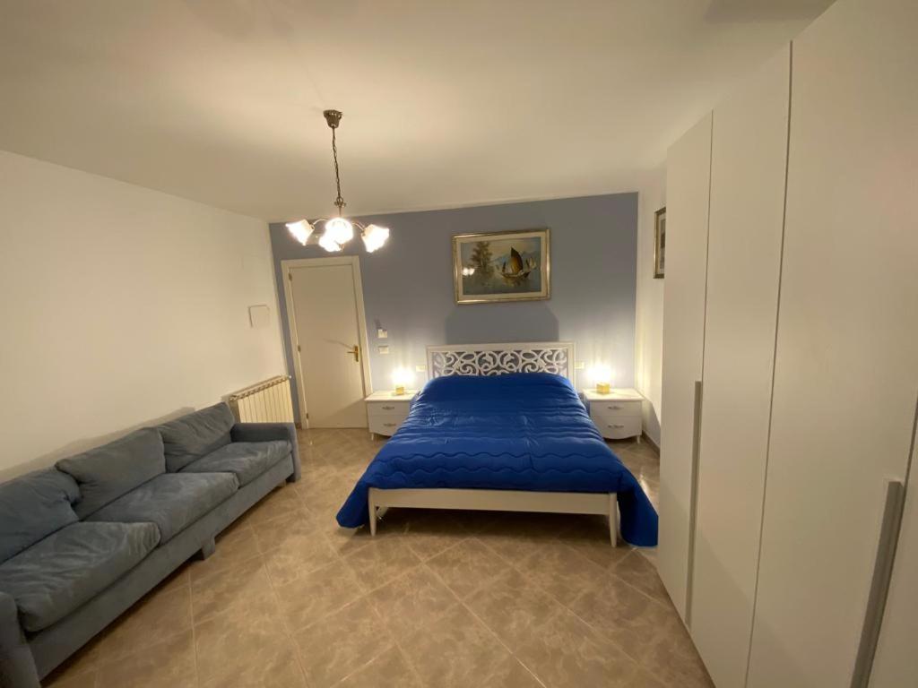 巴里Residenze BepiLù的一间卧室配有蓝色的床和沙发