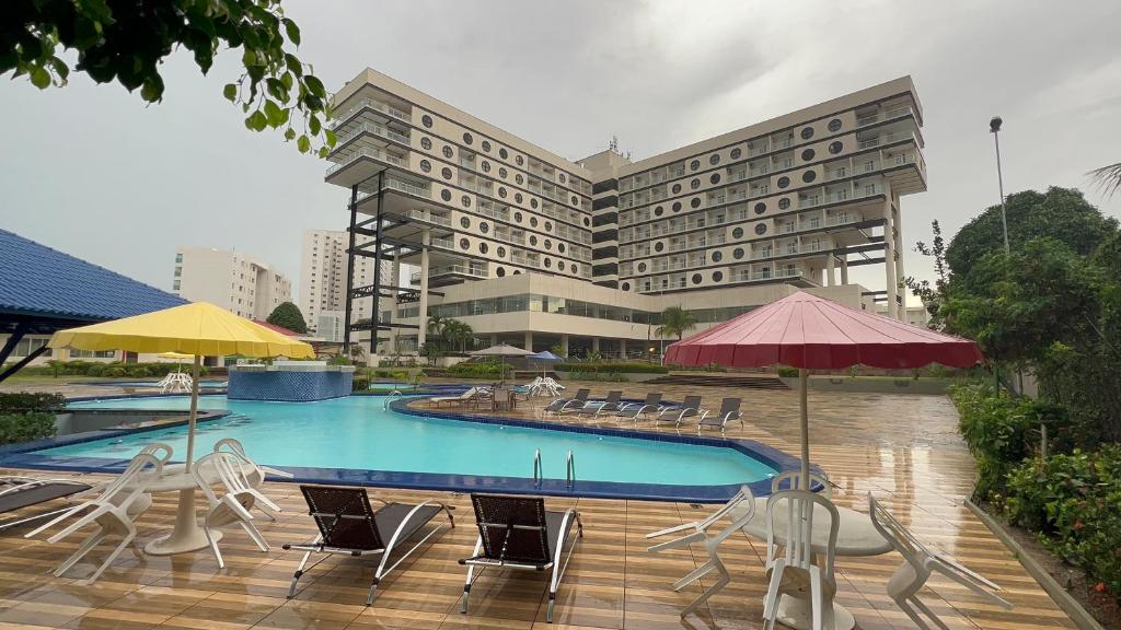 圣路易斯HOTEL RESORT RIO POTY的一座带游泳池和椅子的酒店和一座建筑