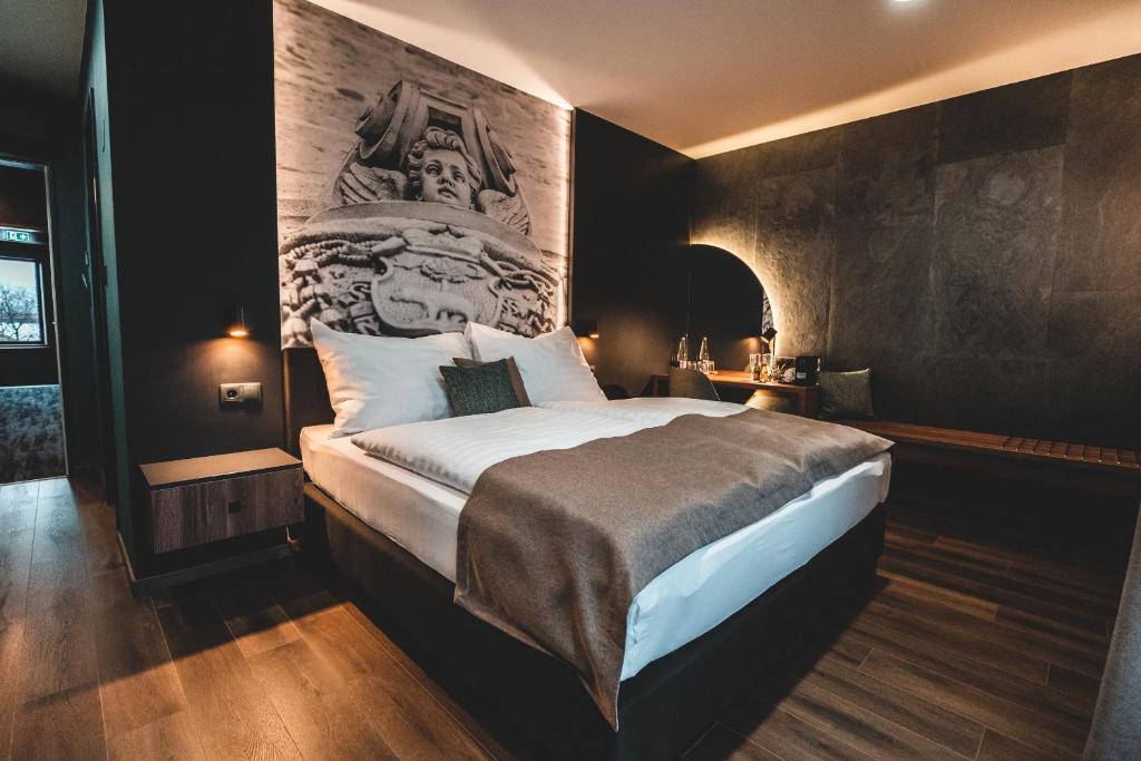 艾斯特根Mediterraneo Luxury Room Esztergom的一间卧室,卧室内配有一张大床