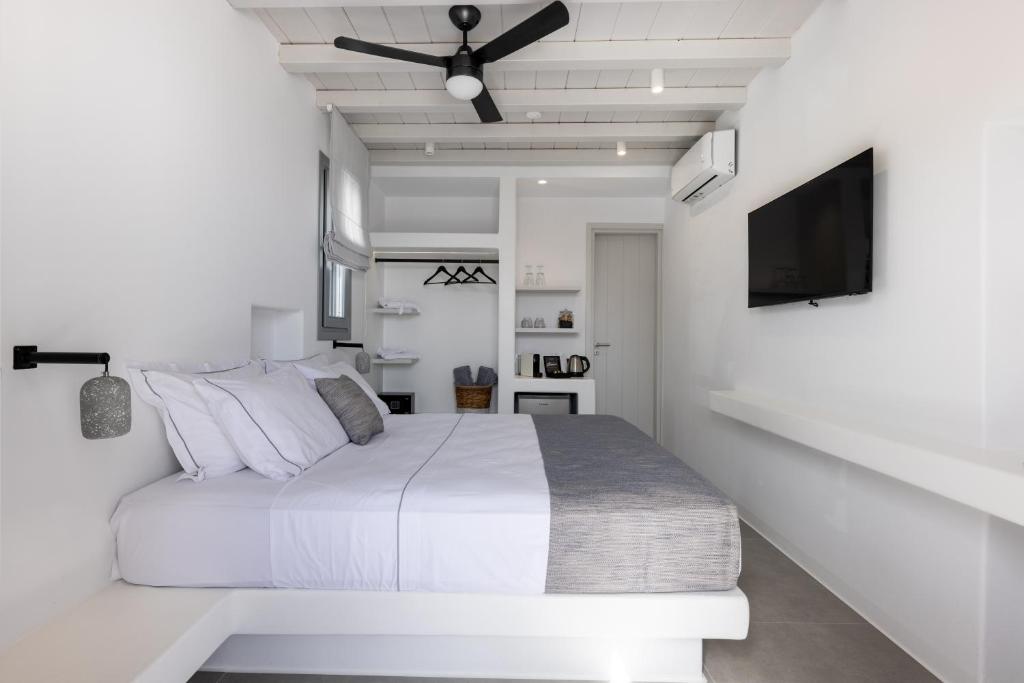基莫洛斯岛Azure Kimolos的白色卧室配有床和吊扇