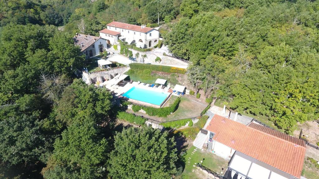 巴贝里诺·迪·穆杰罗博尔戈拉弗拉塔公寓的享有带游泳池的房屋的空中景致
