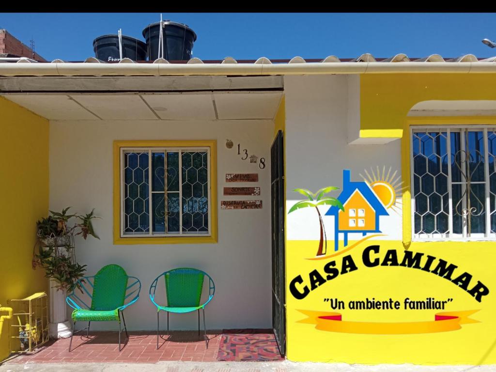 圣玛尔塔Casa CamiMar, Casa Amoblada solo para tí y tú familia的一座带椅子和卡萨卡坦蒂娜标志的建筑