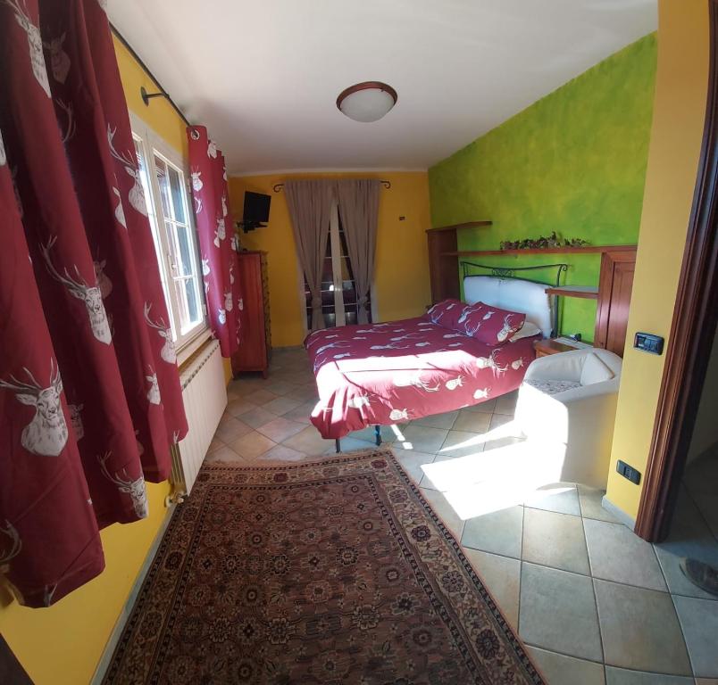 AteletaVilla Giulia的一间设有床铺的卧室,位于一个拥有绿色墙壁的房间