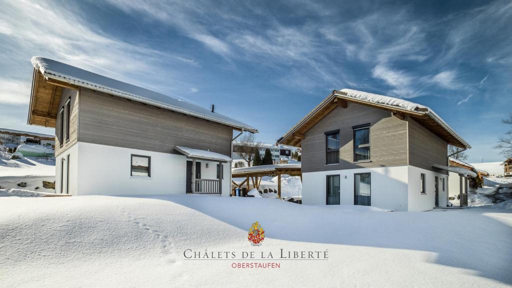 上施陶芬Châlets de la Liberté的建筑物旁的雪地房子