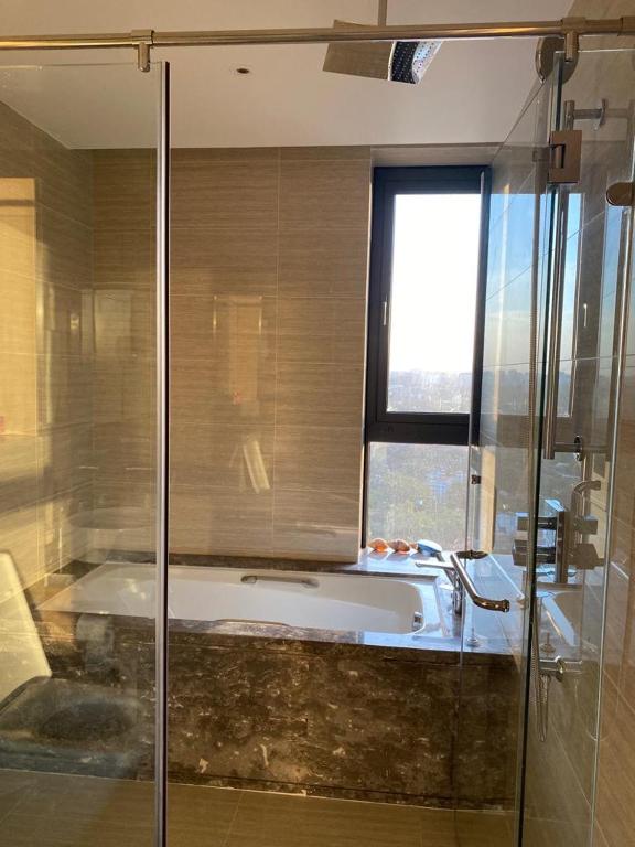 内罗毕two bedroom in Westland的带浴缸的浴室和窗户。