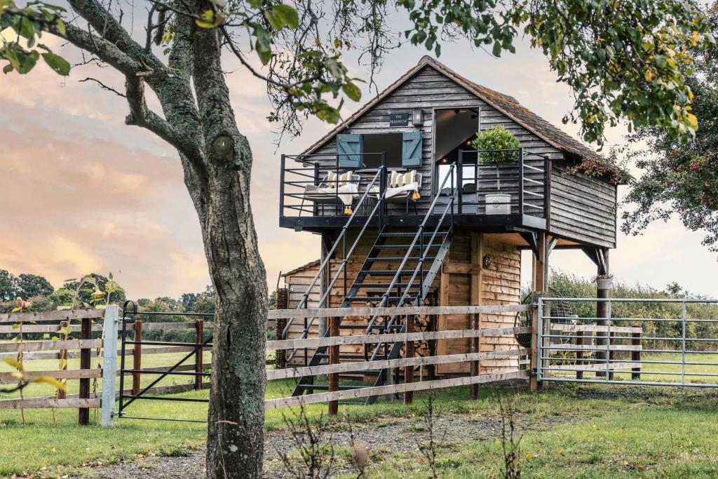 伍斯特The Treehouse at Humblebee Hall的树屋,带甲板和楼梯