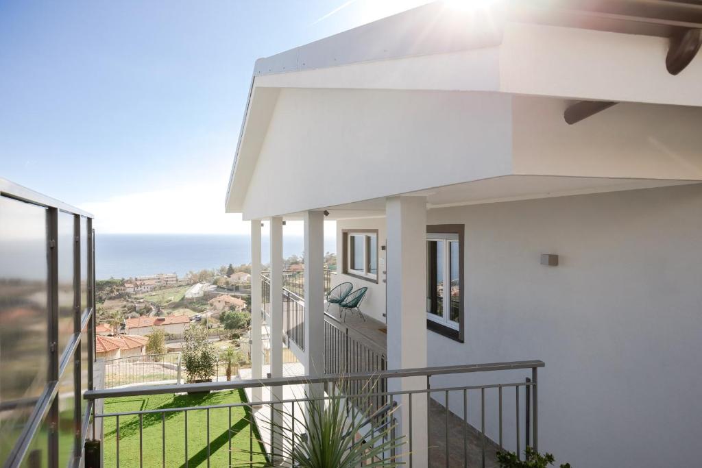 圣雷莫Villa la Matta的白色的房子设有海景阳台