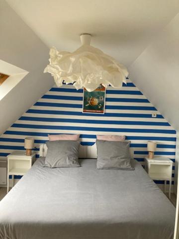 莫尔加TY SEA的一张带蓝色和白色条纹墙的床