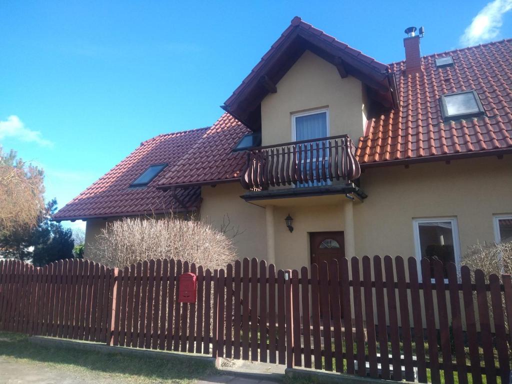 卡萨克沃DIONIZY的带阳台的木栅栏房屋