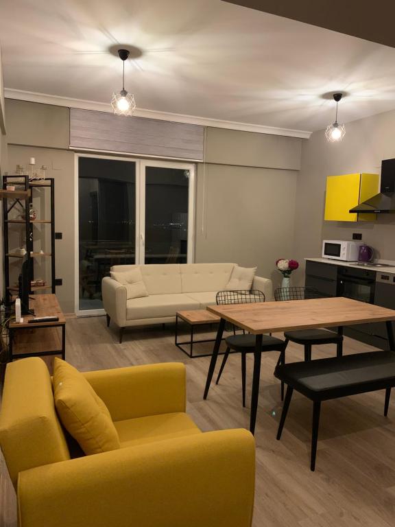 格瑞科勒Lovely Duplex Guesthouse in Bursa的客厅配有黄色的沙发和桌子