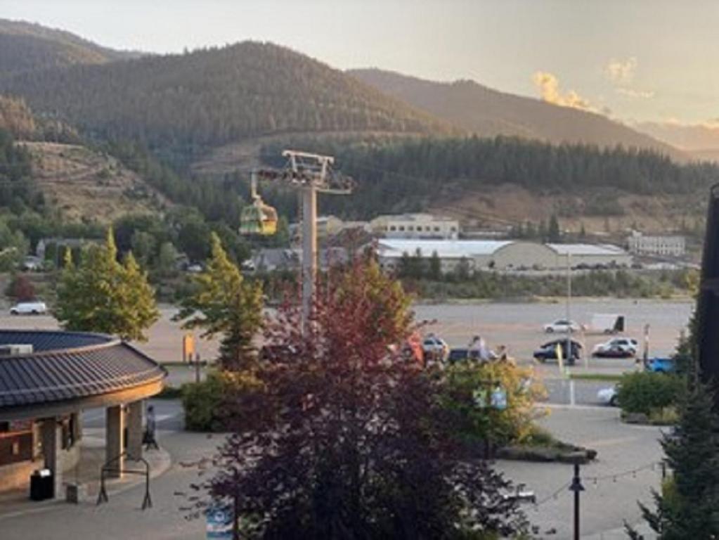 凯洛格Morning Star Lodge - Hosted by Linda的享有带滑雪缆车的停车场的正面景色
