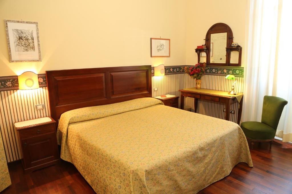 卡塔尼亚维特利亚阿尔玛鲁住宿加早餐旅馆的一间卧室配有一张床、一把椅子和镜子