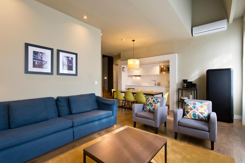 波尔图RVA - 波尔图中心公寓酒店的客厅配有蓝色的沙发和椅子