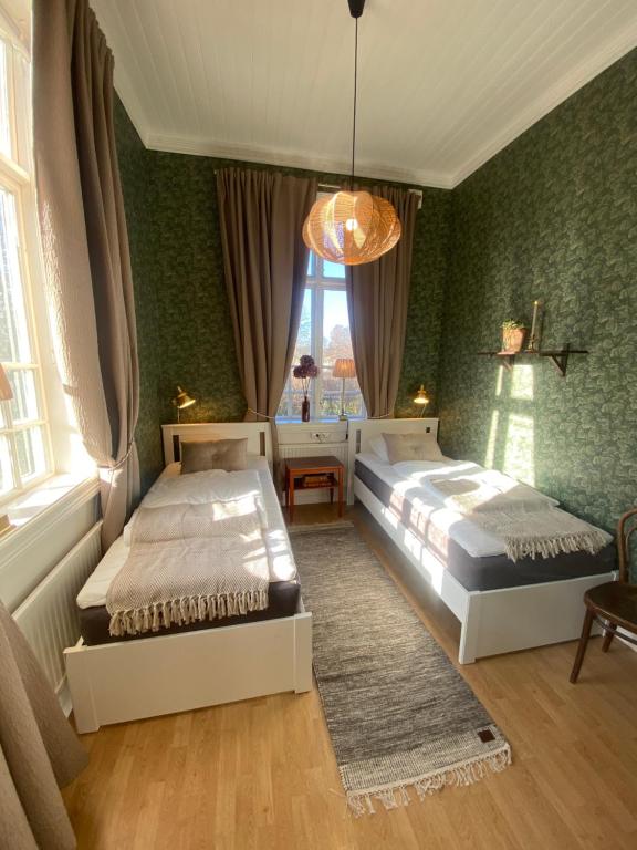 VarnhemKlostergårdens Vandrarhem的一间卧室设有两张床和窗户。