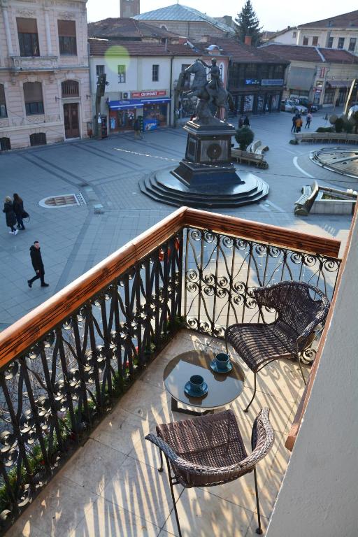 比托拉Magnolija Apartments的一个带桌椅的阳台和一个喷泉