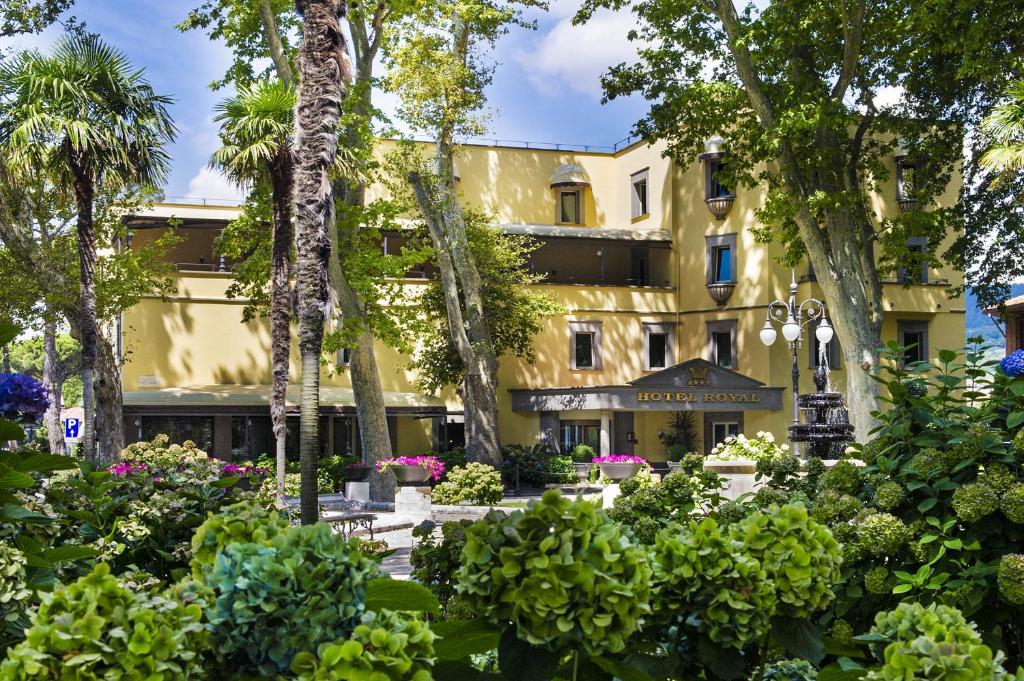 博尔塞纳皇家酒店的建筑前带花园的酒店