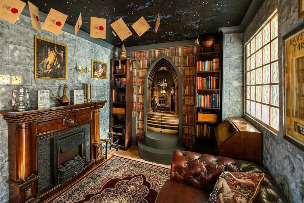 GarstonHogwarts Hideaway Themed Property的客厅设有壁炉和书架