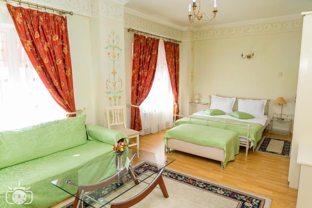 布加勒斯特塔玛拉别墅旅馆的一间带两张床和一张沙发的客厅