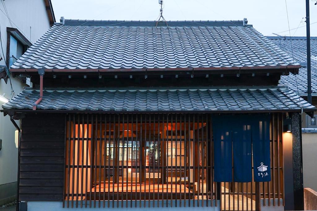 静冈Machihaku 456的一座带铁窗和屋顶的建筑