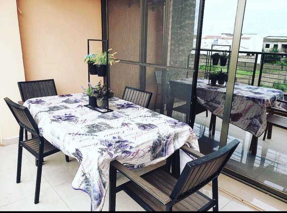 瓦加杜古Appartement luxueux ouaga2000(2 chambres )的阳台上配有桌椅和桌布