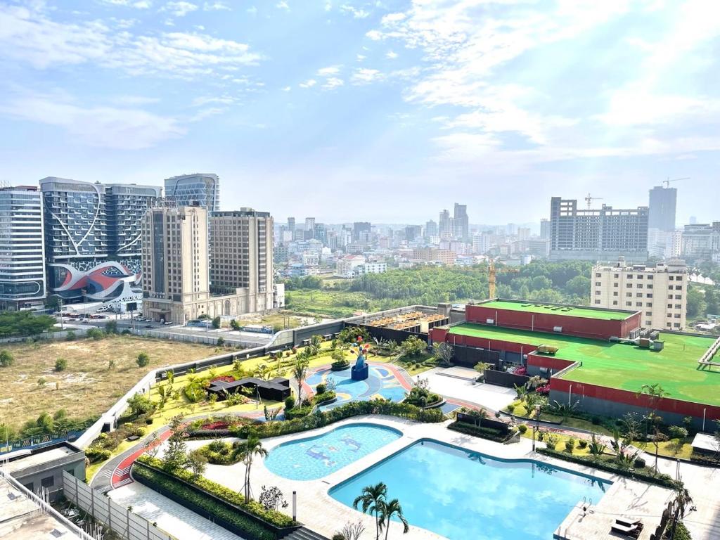 西哈努克Prince Mall Appartment - 400m to Sokha Beach的享有城市的空中景致,设有2个游泳池