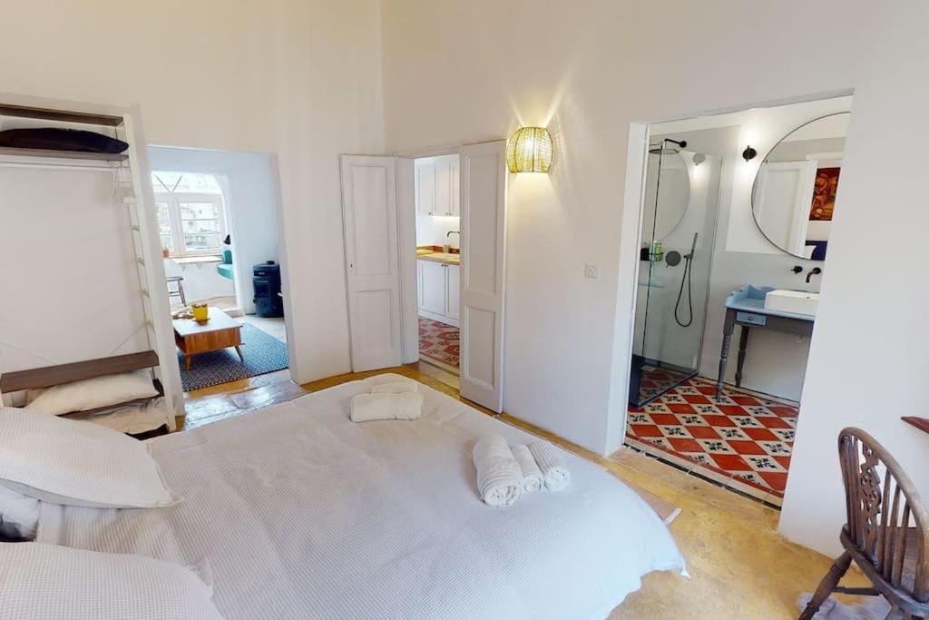 维多利亚Narrow Street Suite的一间带白色大床的卧室和一间浴室