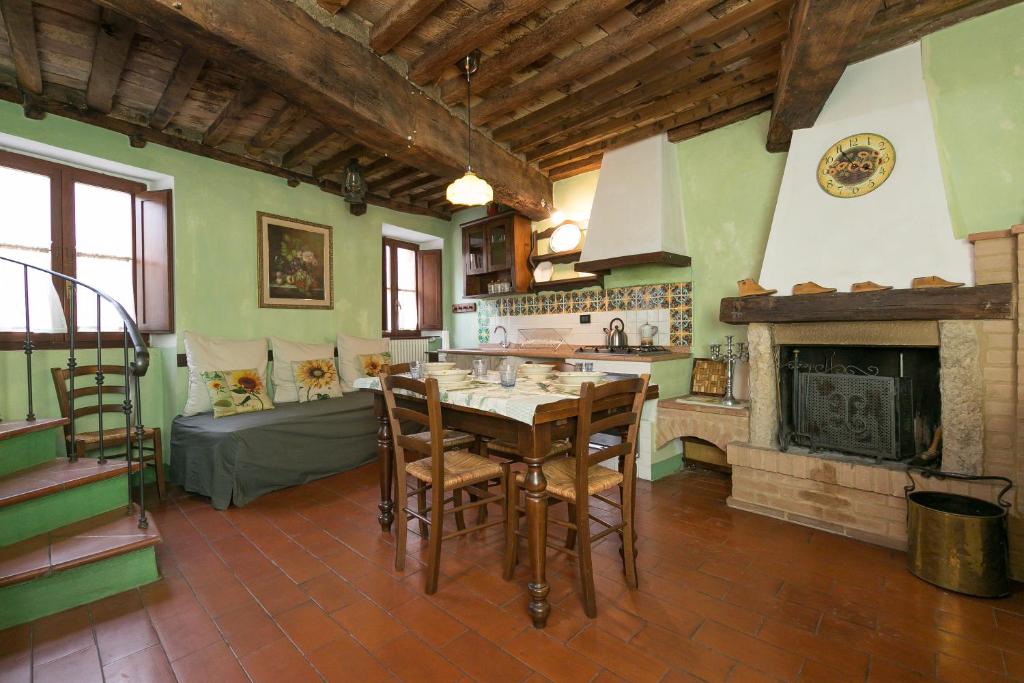 比萨Il Mirtillo的厨房配有桌椅和壁炉。