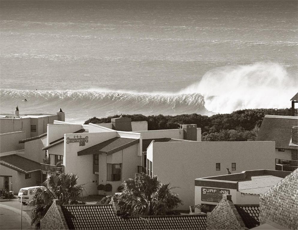 杰弗里湾斯普图布斯宾馆的海浪巨浪与建筑物碰撞