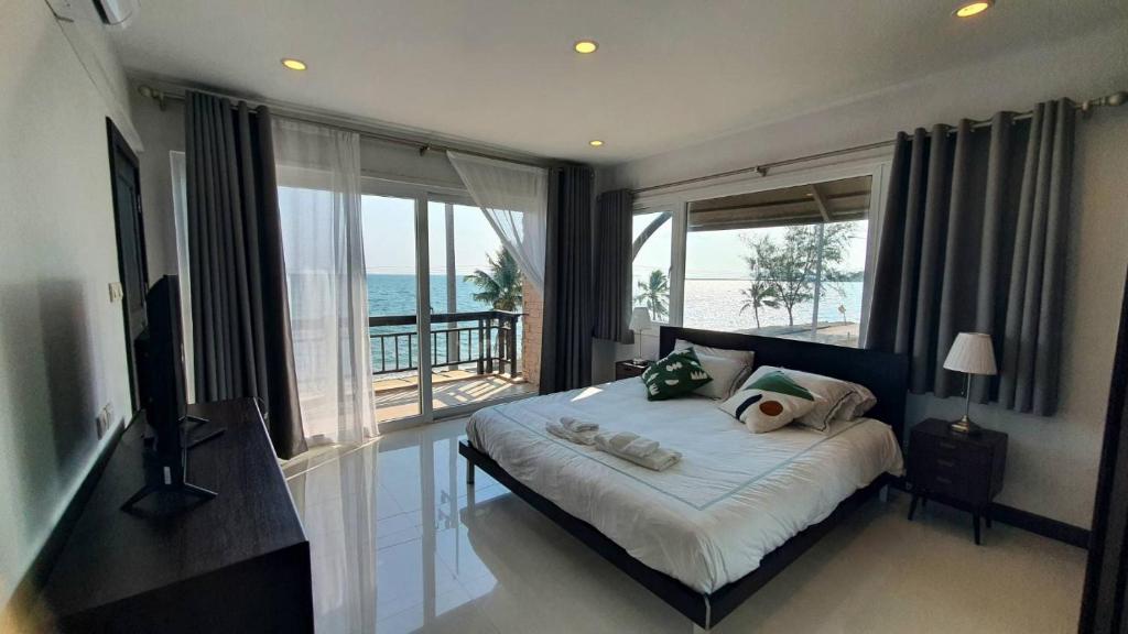 Ban Phlong TakheW Sea beach Rayong的一间卧室设有一张床,享有海景