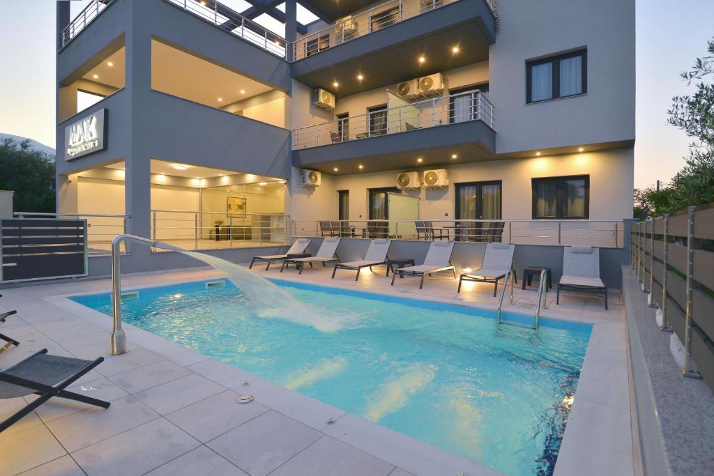 乐托卡亚MAK Apartments的大楼前带游泳池的房子
