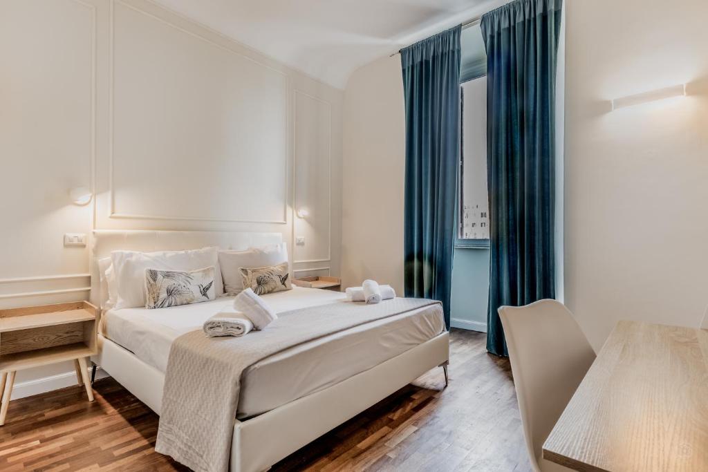 罗马梵蒂冈城旅馆的一间卧室配有一张带蓝色窗帘的大床