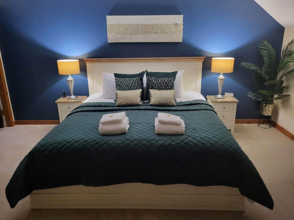因弗内斯艾瓦伦酒店的一间卧室配有一张大床和两条毛巾