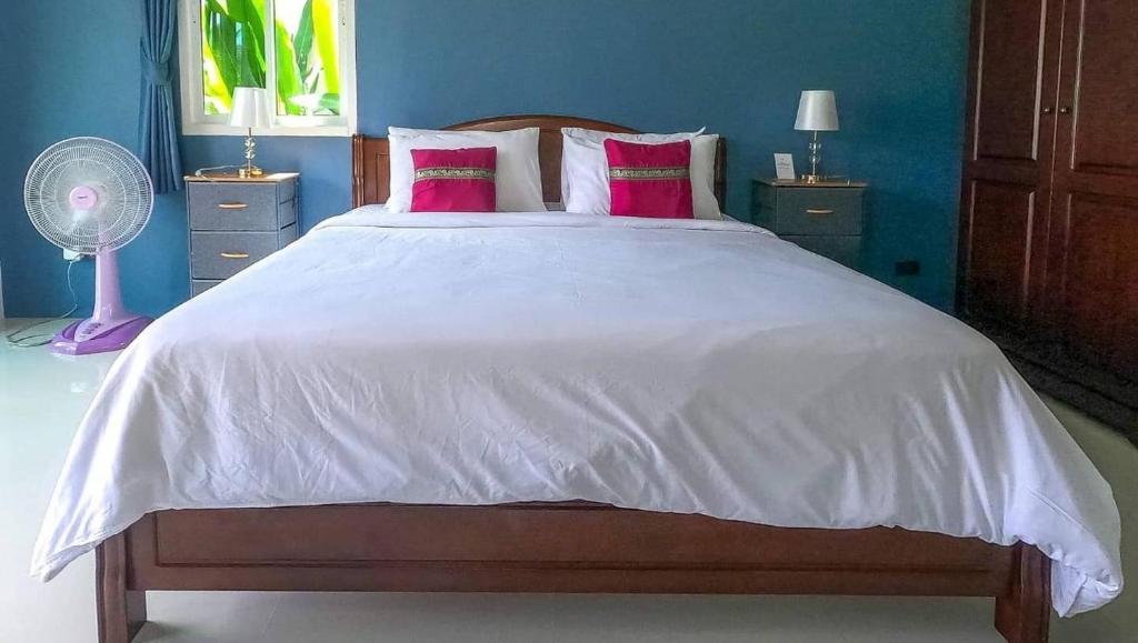 甲米镇Lay Back Villa C1with kitchen & High Speed Internet的卧室配有带粉红色枕头的大型白色床
