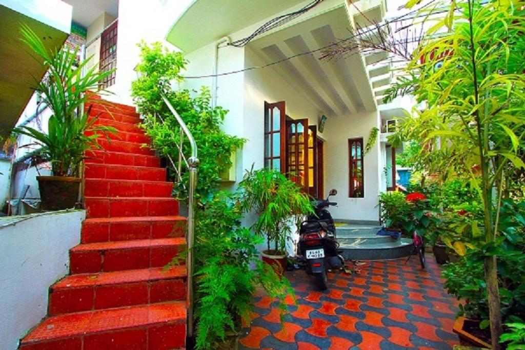 科钦克丽斯特别墅酒店的植物丛中的红色楼梯