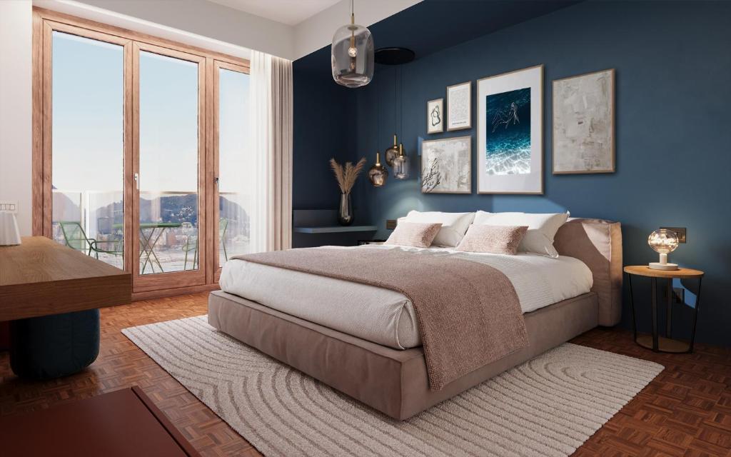 科莫Gaby Lake Suites的一间卧室配有一张带蓝色墙壁的大床