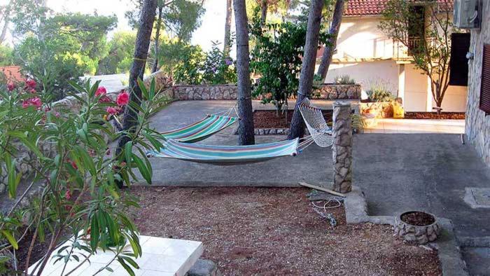 圣内德尔贾Apartmani Diego的房屋旁的院子内的吊床
