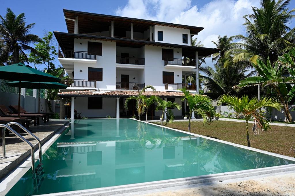 马特勒Beach Inns Holiday Resort - Celeste的从游泳池欣赏到别墅的景色