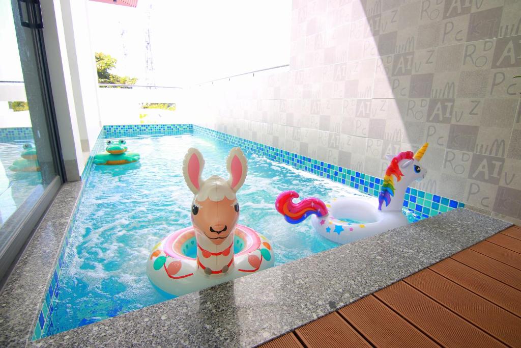 头顿Sea Villa Bãi Dâu View Biển - Đi Bộ Ra Biển的游泳池内有水中玩具动物